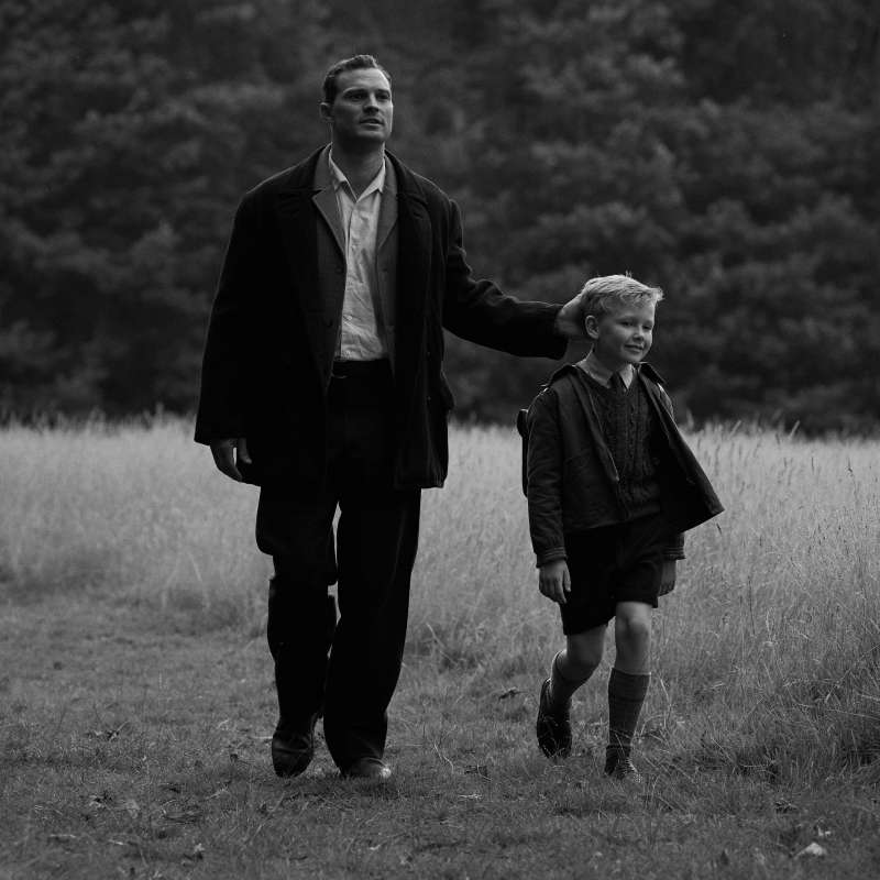 Jamie Dornan (left) stars as "Pa" and Jude Hill (right) stars as "Buddy" in director Kenneth Branagh's BELFAST, a Focus Features release. Credit : Rob Youngson / Focus Features
